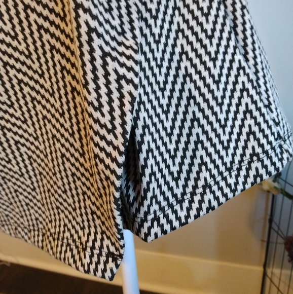 Liz Claiborne Career black and white Chevron print, sleeveless blouse. Size L. - Picture 8 of 11